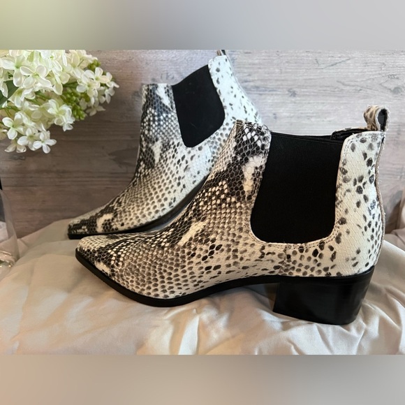 Blondo Noa Waterproof White/Grey Snake Embossed Leather Bootie Size 8 Like New - Picture 3 of 14